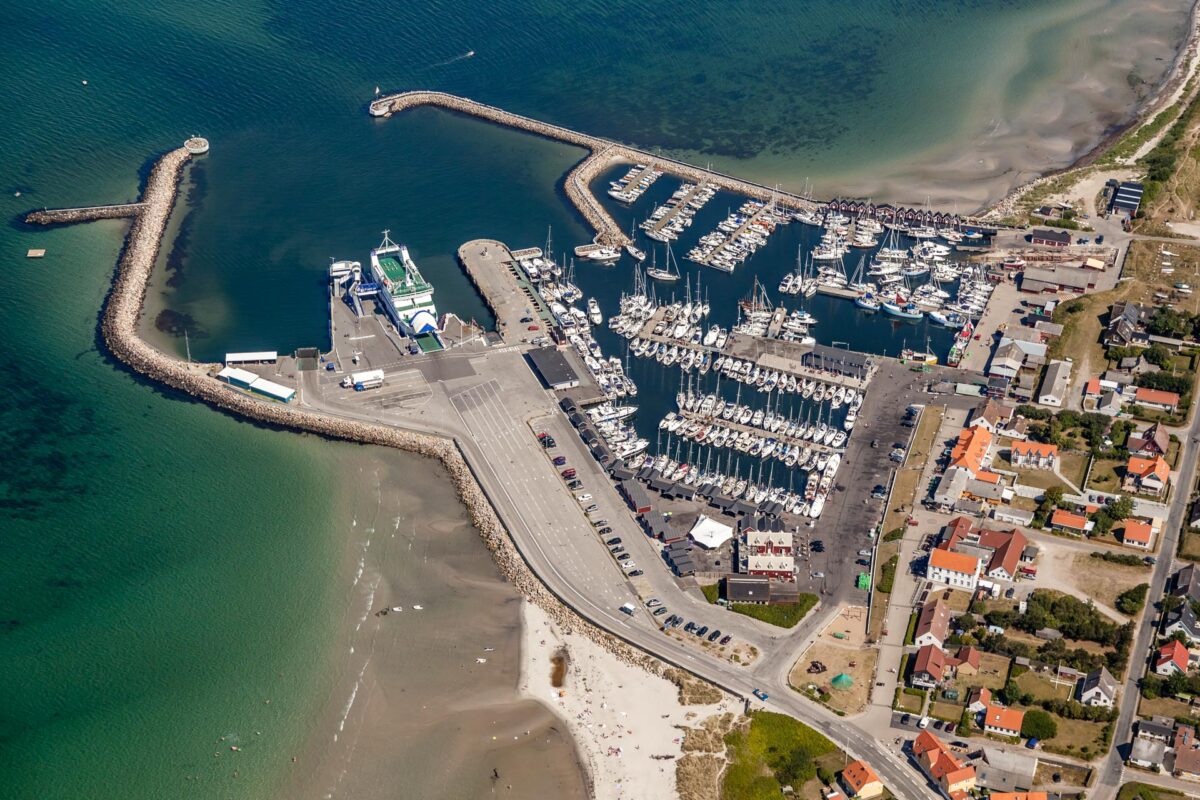 Luftfoto af havn med færge og lystbåde