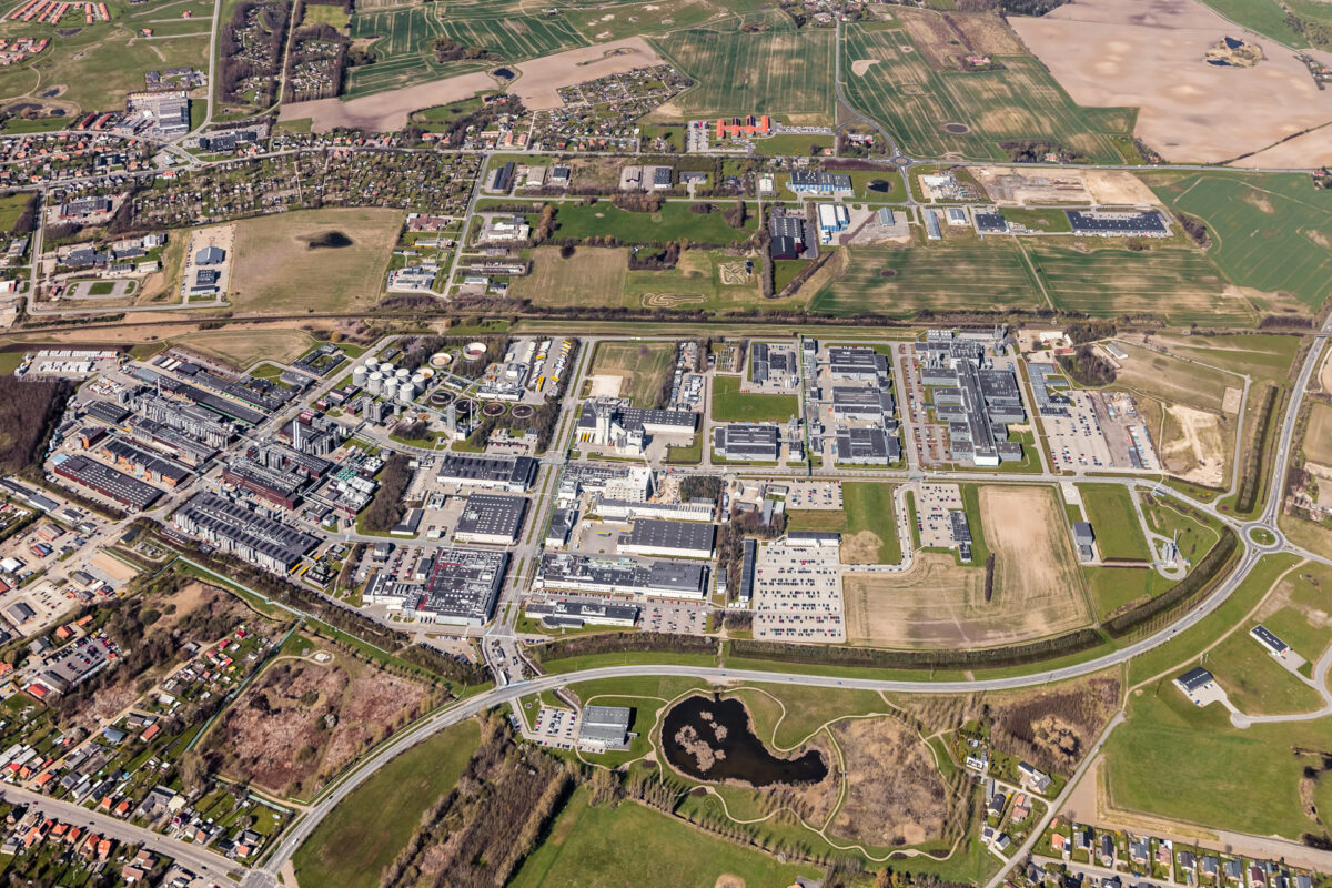 Luftfotografi af en stor virksomhed