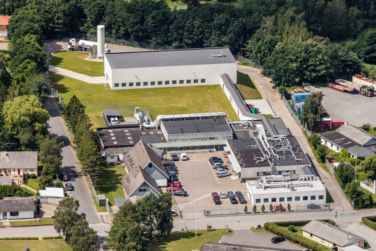 Luftfotografi af en mindre industrivirksomhed