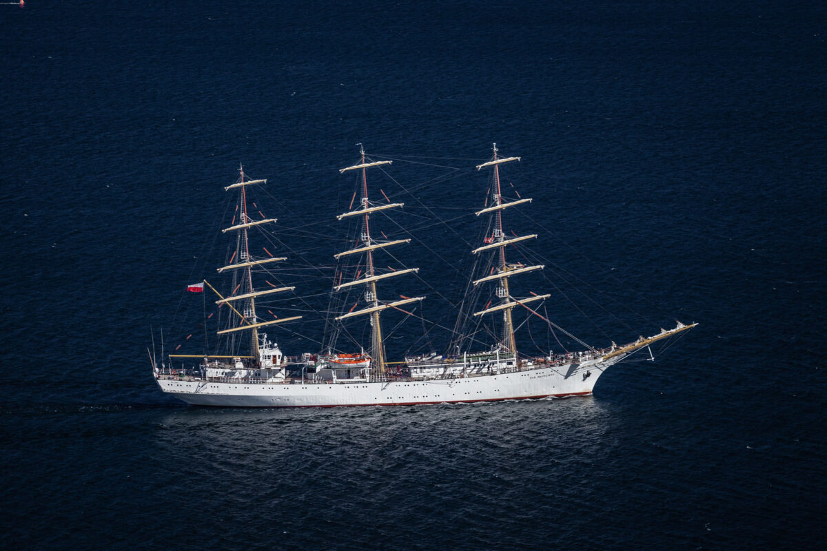 Luftfotografi af et tremastet sejlskib på det åbne hav